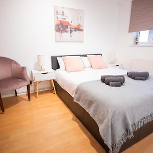 Bright And Spacious One Bedroom Apartment, Free Parking